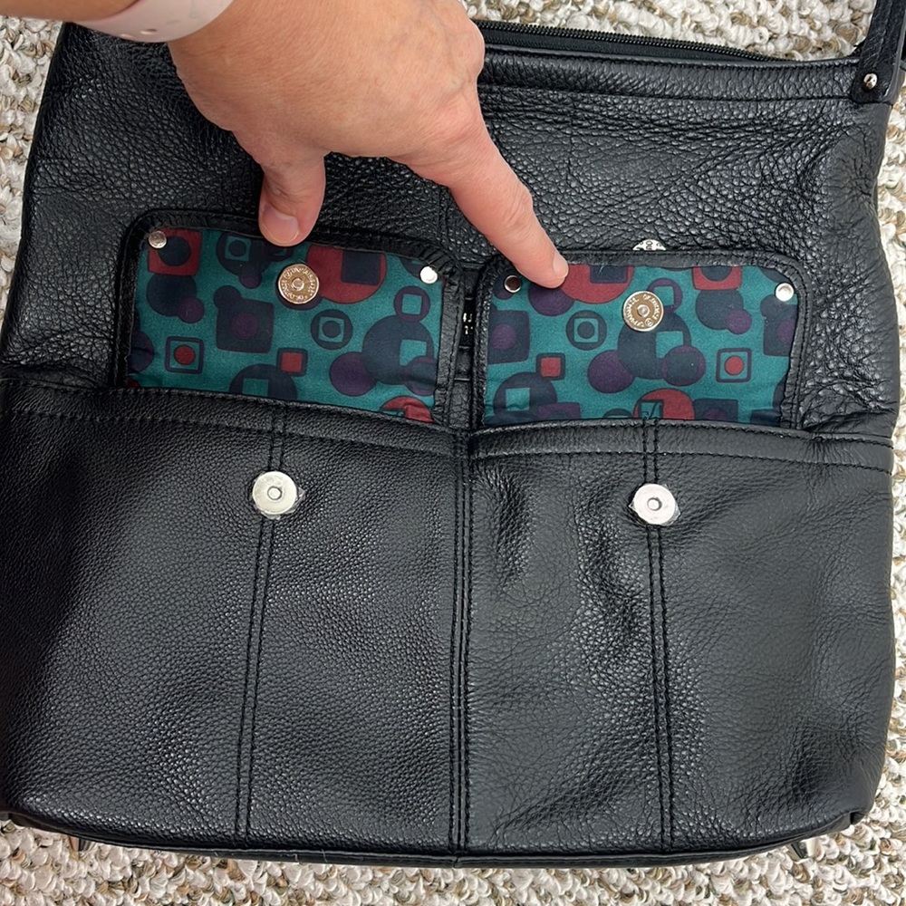 STONE MOUNTAIN BLACK PEBBLE LEATHER CROSSBODY BAG - Picture 13 of 14